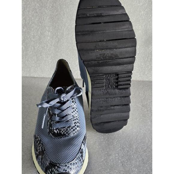 Naturalizer Women's Nash Lace-Up Sneaker In Blue Storm Size 8 EUC COMFORT Maxi - Picture 7 of 7